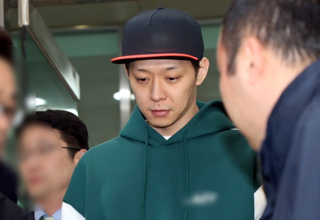 가수 겸 배우 박유천(33) 씨가 마약 투약 혐의에 대한 경찰 조사를 마치고 18일 오후 경기도 수원시 경기남부지방경찰청에서 나오고 있다. 연합뉴스