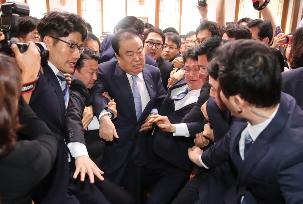 문희상 국회의장이 24일 오전 국회의장실을 항의방문한 자유한국당 의원들을 피해 의장실을 나가고 있다. 공동취재사진