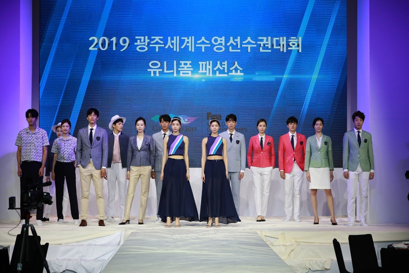 24일 서울 JW메리어트 호텔에서 공개된 2019 광주세계수영선수권대회 각종 유니폼. 광주세계수영선수권대회 조직위원회 제공.