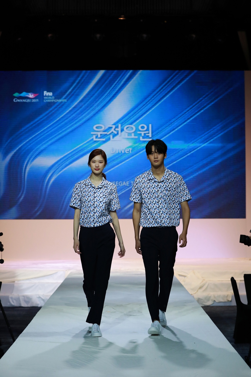 24일 서울 JW메리어트 호텔에서 공개된 2019 광주세계수영선수권대회 운전요원 유니폼. 광주세계수영선수권대회 조직위원회 제공.