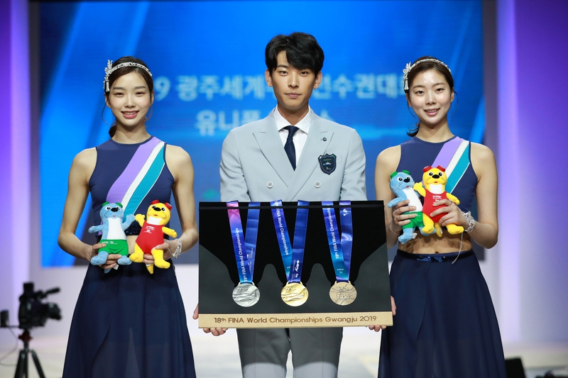 24일 서울 JW메리어트 호텔에서 열린 2019 광주세계수영선수권대회 패션쇼에서 모델이 유니폼과 메달을 공개하고 있다. 광주세계수영선수권대회 조직위원회 제공.