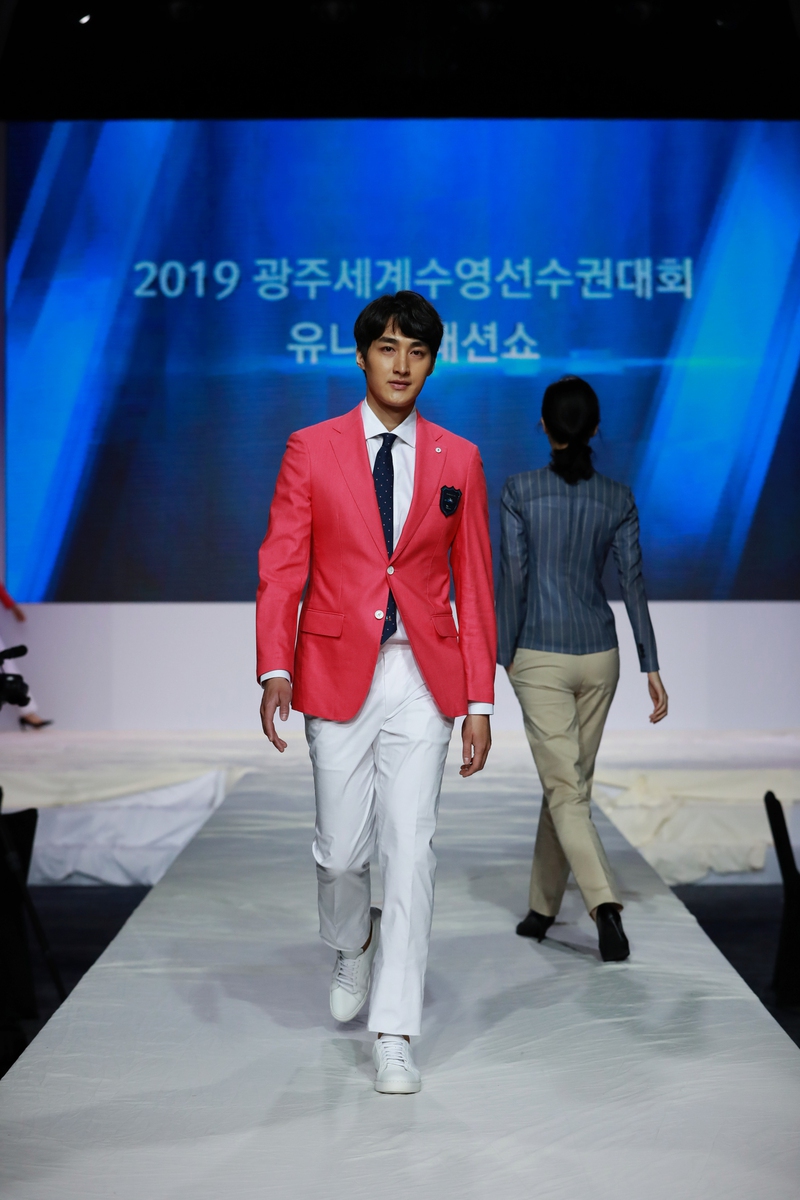 24일 서울 JW메리어트 호텔에서 공개된 2019 광주세계수영선수권대회 심판 유니폼. 광주세계수영선수권대회 조직위원회 제공.