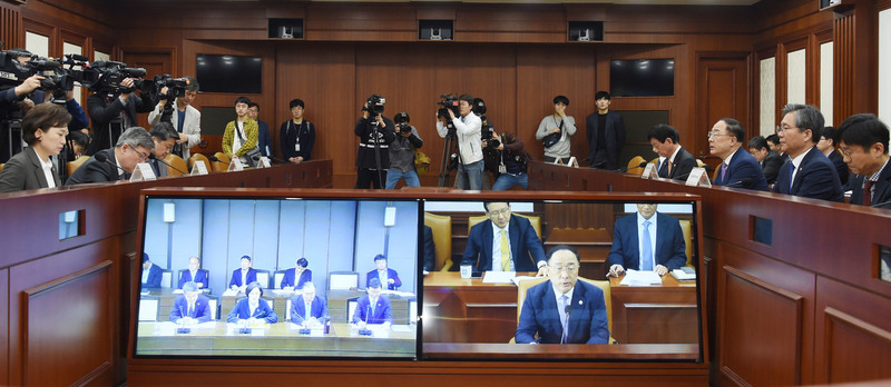 홍남기 부총리 겸 기획재정부 장관이 25일 광화문 정부서울청사에서 긴급관계장관회의를 주재하고 있다. 기획재정부 제공