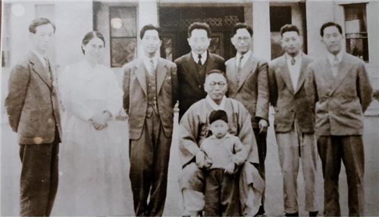 1948년 김구 선생 비밀경호를 하던 당시 경교장에서 김구 선생 등 독립운동가들과 함께한 김용(오른쪽에서 두 번째) 선생과 이일범(왼쪽에서 세 번째) 선생. 경찰청 제공.