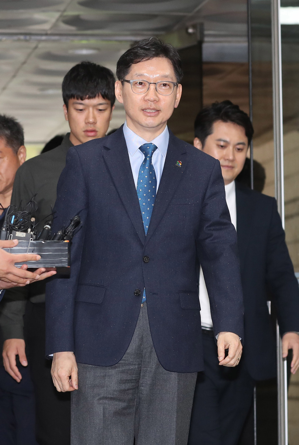 김경수 경남도지사가 25일 오후 서울고등법원에서 열린 항소심 세 번째 공판기일에 출석하기 위해 법원에 도착해 기자들의 질문에 답하고 있다. 신소영 기자 viator@hani.co.kr