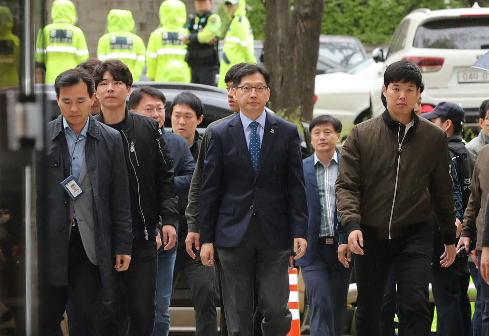 김경수 경남도지사가 25일 오후 서울 서초구 서울고법에서 열린 항소심 세 번째 공판기일에 출석하기 위해 법원에 들어서고 있다. 신소영 기자