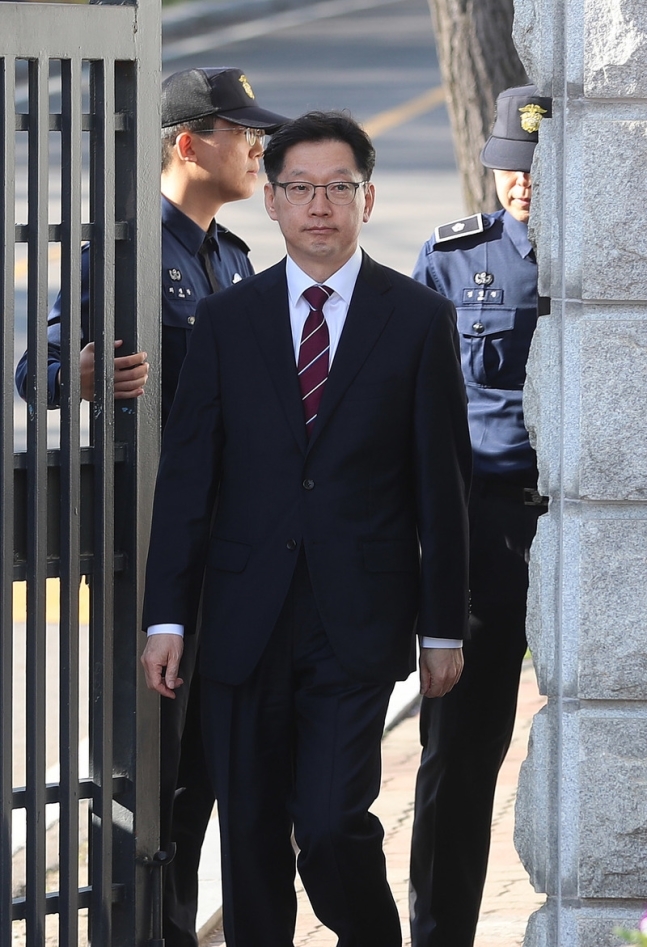 김경수 경남도지사가 법정 구속 77일 만에 보석으로 풀려나 17일 오후 경기도 의왕시 서울구치소를 나서고 있다. 의왕/신소영 기자 viator@hani.co.kr