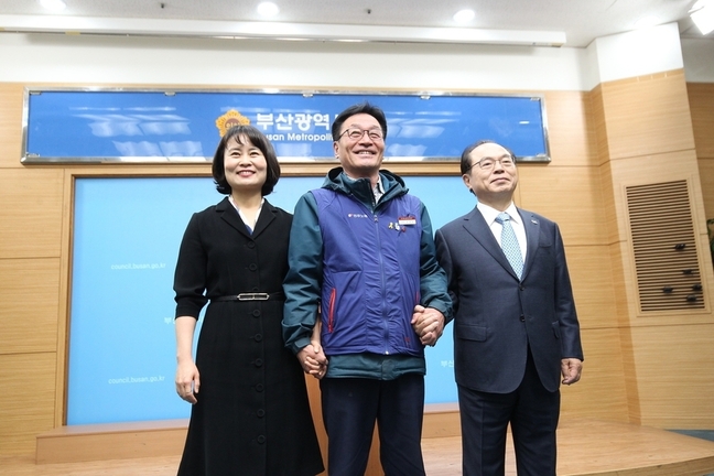 박인영 부산시의회 의장(왼쪽), 김재하 적폐청산·사회대개혁 부산운동본부 상임대표(가운데), 오거돈 부산시장(오른쪽)이 부산시의회 브리핑룸에서 합의문을 발표하고 손을 잡고 있다. 김영동 기자