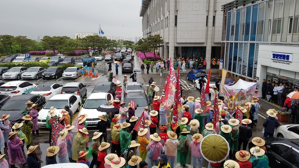 대한육견협회 회원들이 25일 경기도청에서 상여를 맨채 생존권 보장을 요구하며 시위하고 있다. 홍용덕 기자 ydhong@hani.co.kr