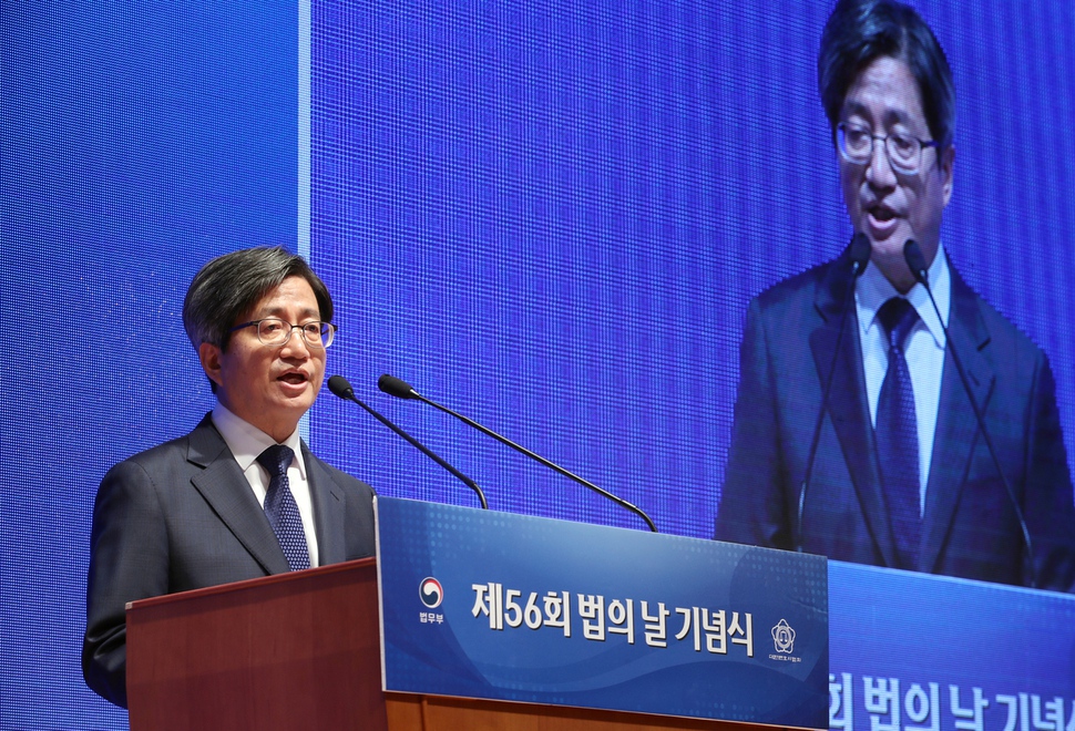 김명수 대법원장이 25일 오전 서울 종로구 정부서울청사 별관에서 열린 제56회 법의 날 기념식에서 인사말을 하고 있다. 연합뉴스