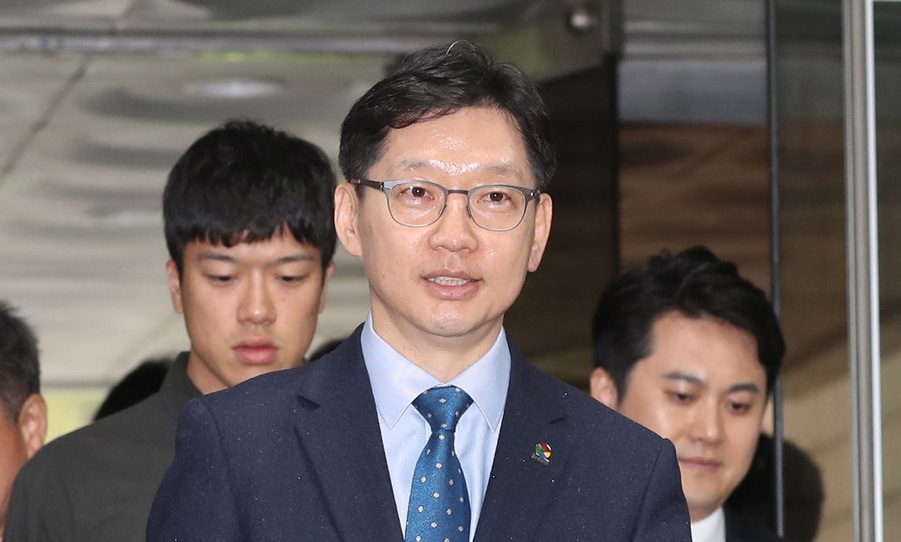 보석 후 첫 재판 나온 김경수, “항소심에서 하나하나 바로잡겠다”