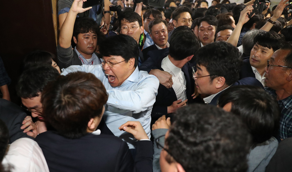 장제원 자유한국당 의원이 25일 저녁 국회 의안과 앞에서 경호권발동으로 진입한 국회 경위들을 밀어내고 있다. 강창광 기자 chang@hani.co.kr