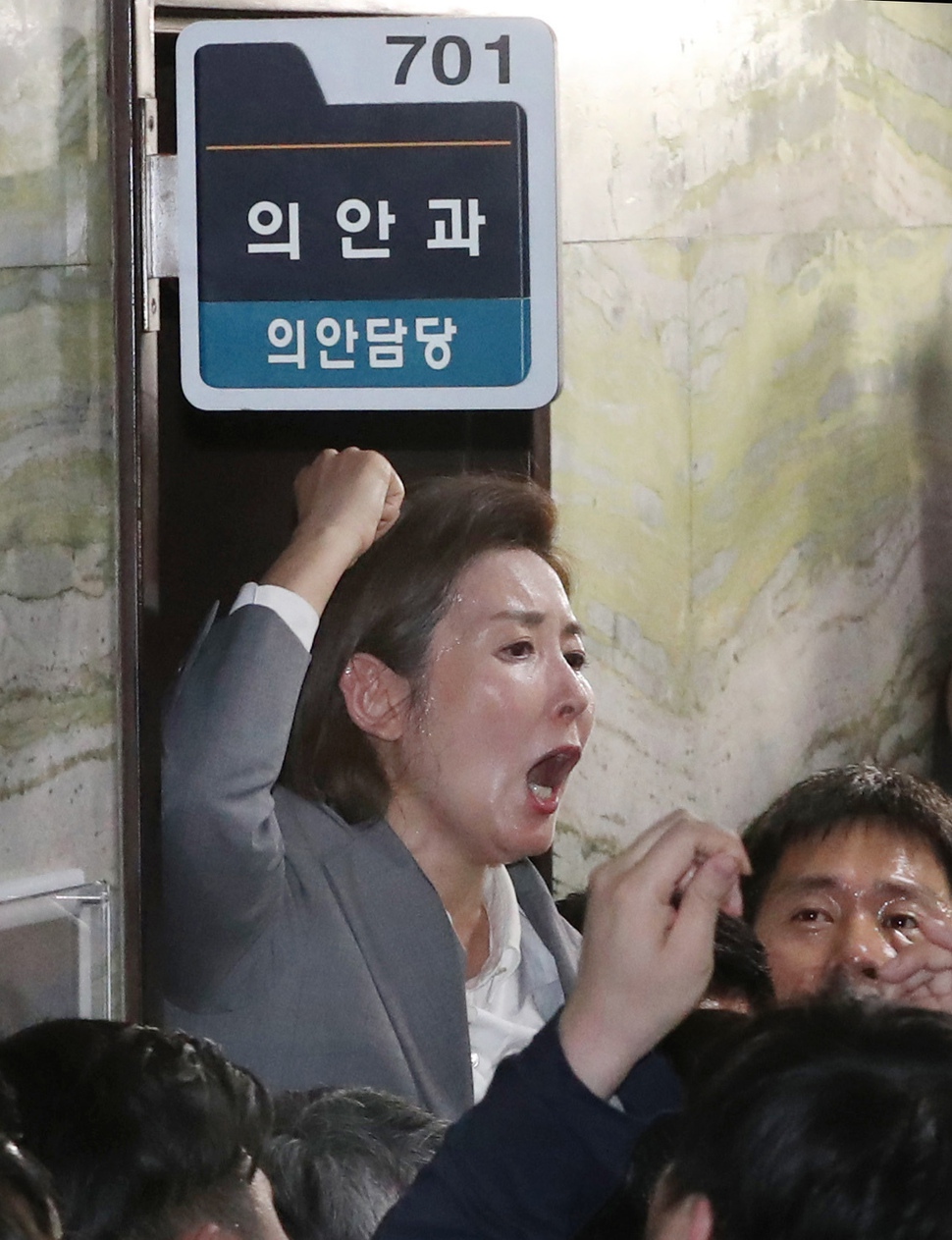 자유한국당 나경원 원내대표가 25일 저녁 국회 의안과 앞에서 국회 경호권발동으로 진입한 국회 경위들과 자유한국당 의원, 보좌진들과 몸싸움이 벌어진 뒤, 헌법수호 구호를 외치고 있다. 강창광 기자