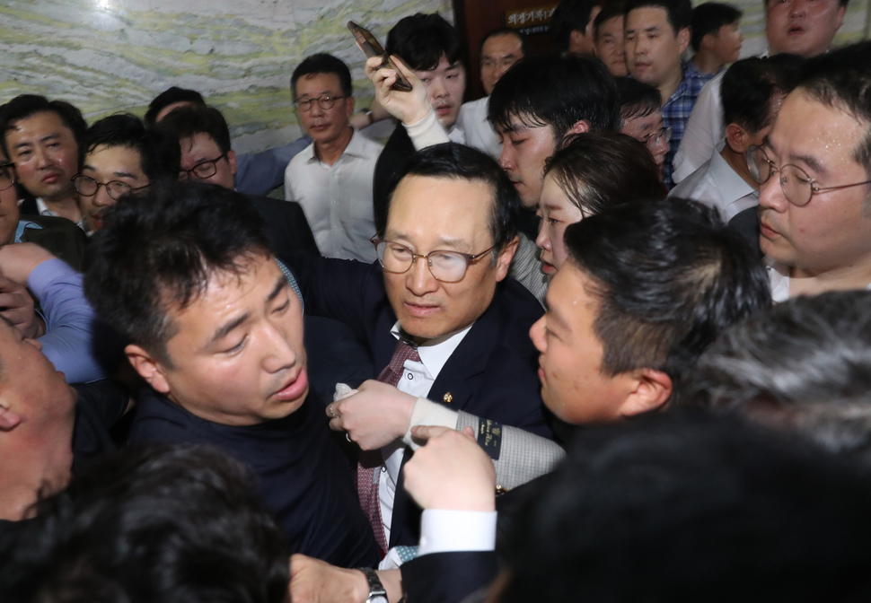 홍영표 더불어민주당 원내대표가 26일 새벽 국회 본청 7층 의안과 앞에서 선거제 개혁 법안과 고위공직자범죄수사처 법안을 제출하기 위해 이를 막는 자유한국당 의원, 보좌관들과 몸싸움을 하고 있다. 강창광 기자