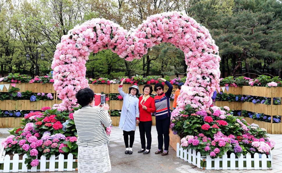 26일 오전 경기 고양시 일산호수공원 내 테마별 정원에서 관람객들이 기념사진을 찍고 있다. 고양/박종식 기자