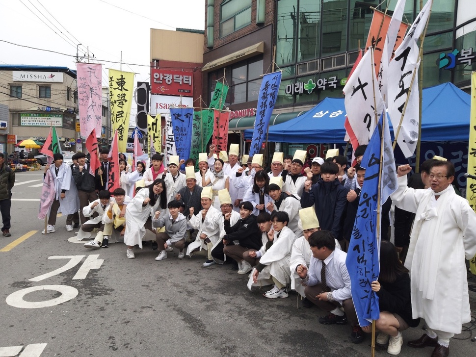 동학혁명 북접사업회와 시민 등이 26일 보은 민회 126돌 행사를 재연하고 있다. 동학혁명 북접사업회 제공