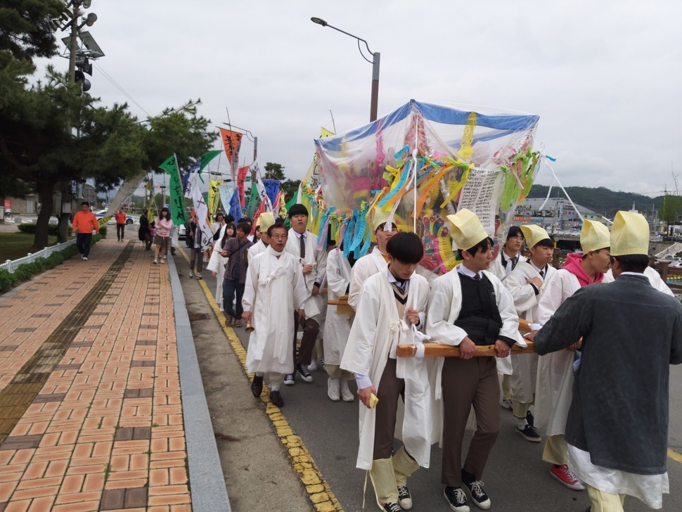 동학혁명 북접사업회와 시민 등이 26일 보은읍내를 행진하며 한을 안고 숨진 동학군 등의 넋을 달래고 있다. 동학혁명 북접사업회 제공