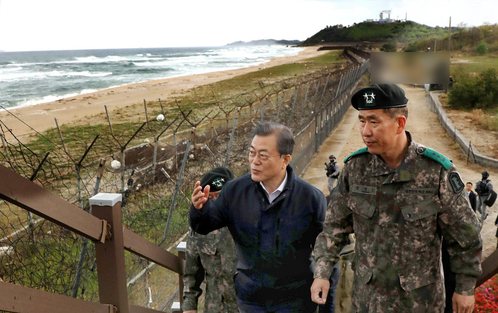 문재인 대통령이 26일 오후 강원도 고성군 비무장지대 평화의 길을 산책하며 주변 둘레길에 대한 설명을 듣고 있다. 이날 산책에는 오은선 등반가 겸 국립공원 홍보대사, 영화배우 류준열 씨, 거진초등학교 김가은, 한석민 학생이 함께했다. 고성/청와대사진기자단