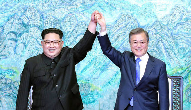 지난해 4·27 남북정상회담 당시 문재인 대통령과 김정은 북한 국무위원장이 판문점 평화의 집에서 ‘한반도의 평화와 번영, 통일을 위한 판문점 선언’에 서명한 후의 모습. 판문점/한국공동사진기자단
