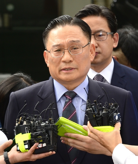 ‘공관병 갑질’ 의혹을 받는 박찬주 전 육군 대장이 검찰의 재수사 1년3개월 만에 무혐의 처분을 받았다. 사진은 2017년 8월 서울 용산구 국방부 검찰단에 피의자 신분으로 출석하는 모습. <한겨레> 자료사진