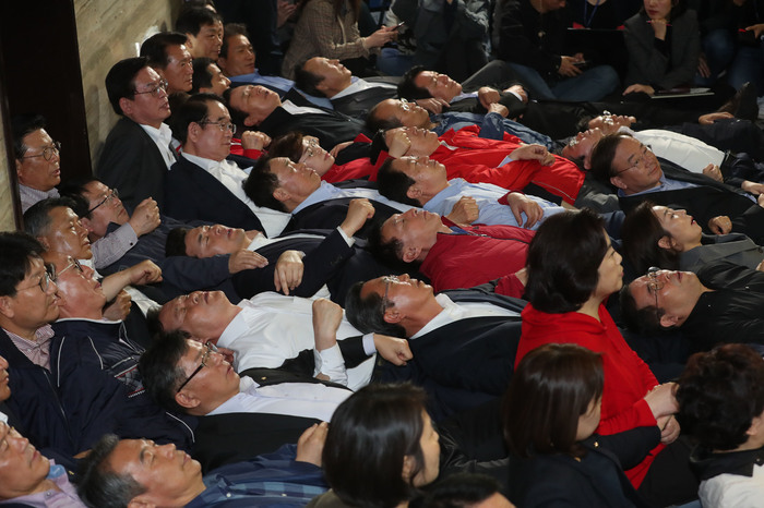 나경원 원내대표 등 자유한국당 의원들이 26일 저녁 사법개혁특별위원회가 열릴 예정인 국회 회의실 앞에서 연좌농성을 벌이고 있다. 강창광 기자 chang@hani.co.kr