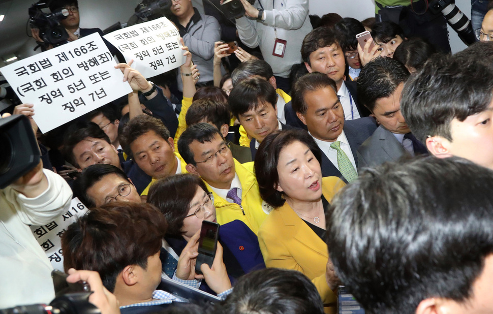 정개특위 심상정 위원장 등이 26일 국회 행안위 소회의실에서 나온 뒤 자유한국당 의원들과 대치하고 있다. 김경호 선임기자