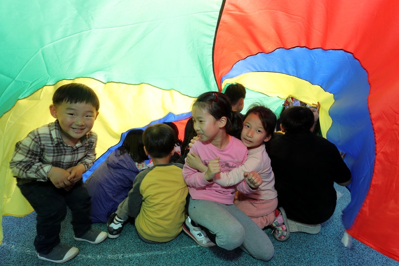 지난 24일 서울시 구로동 구로리어린이공원에서 아이들이 알록달록한 조각천을 펄럭이며 제기를 공중에 띄우는 ‘협동제기’를 한 뒤 몸을 천 안에 숨기는 놀이를 하고 있다. 강재훈 선임기자 khan@hani.co.kr