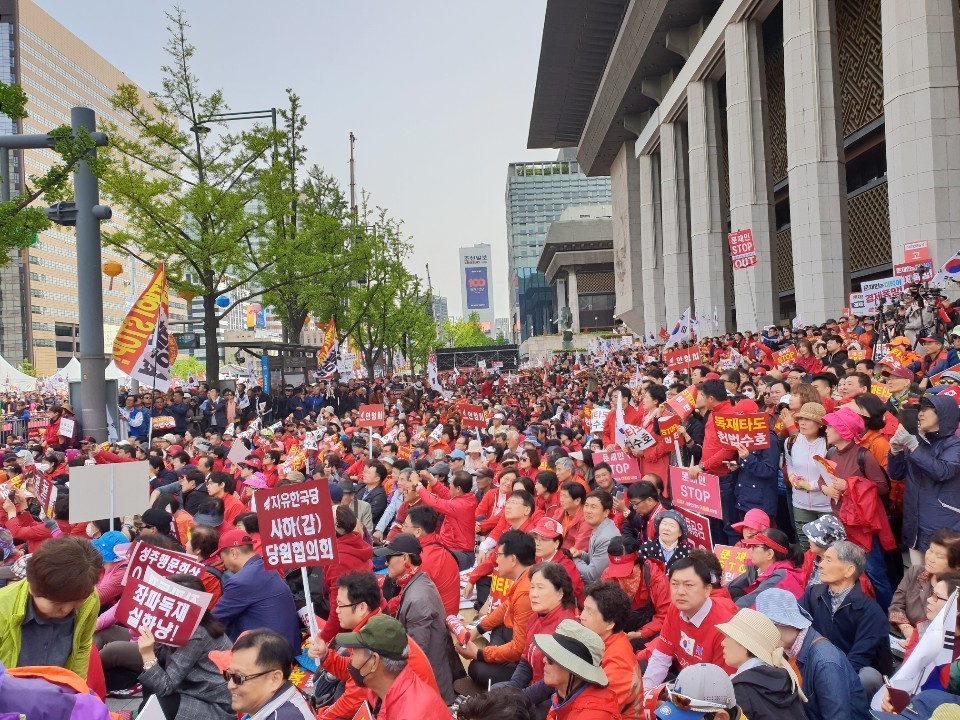 27일 오후 3시께 서울 광화문 세종문화회관 앞에 빼곡히 들어찬 자유한국당 당원들과 시민들. 김민제 기자