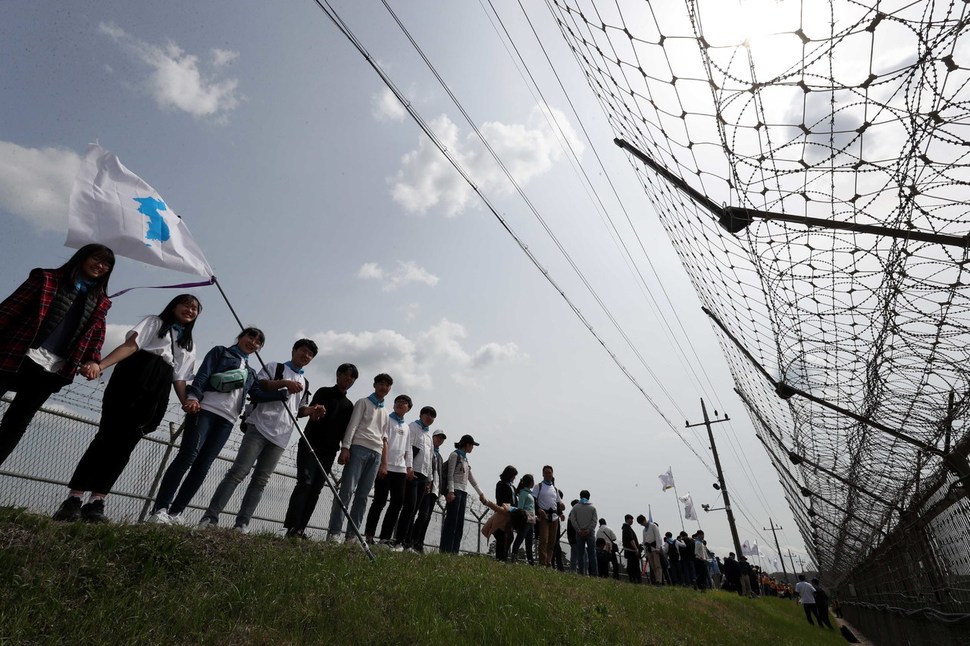 판문점 선언 1주년인 27일 오후 경기 파주 임진각 민통선에서 열린 비무장지대(DMZ) 평화손잡기 행사에서 참가자들이 북쪽을 바라보며 줄지어 인간띠를 만들고 있다. 파주/박종식 기자 anaki@hani.co.kr