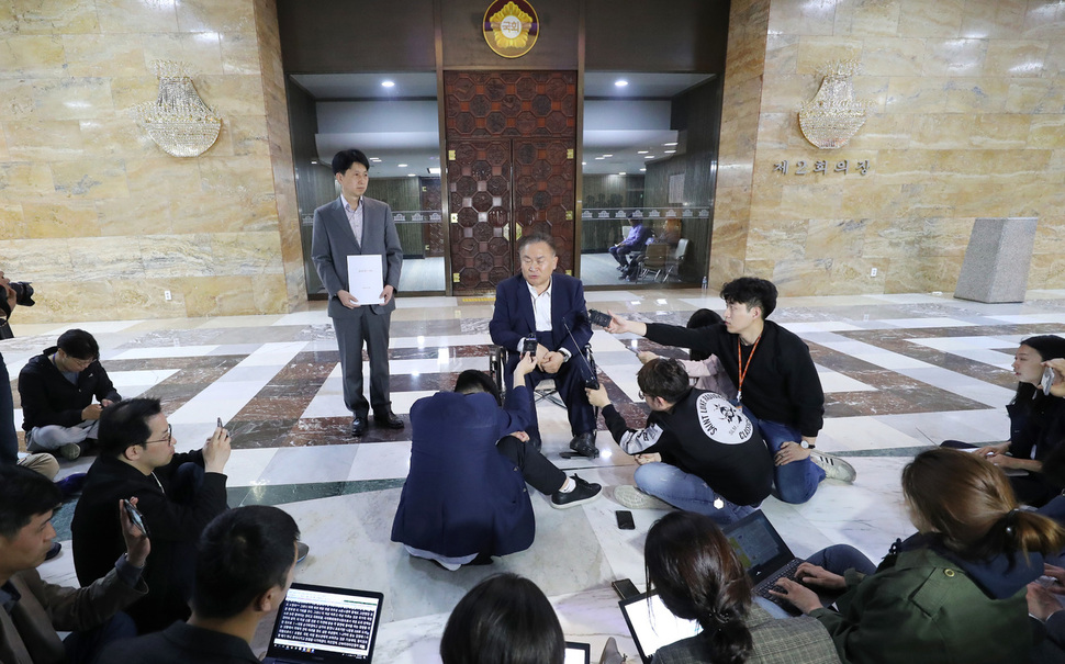 이상민 사법개혁특별위원회 위원장이 27일 오후 국회 예결위원회 회의장 앞에서 공수처법 등 사법개혁 법안의 패스트트랙(신속처리안건) 진행과 관련한 기자회견을 열고 발언하고 있다. 연합뉴스