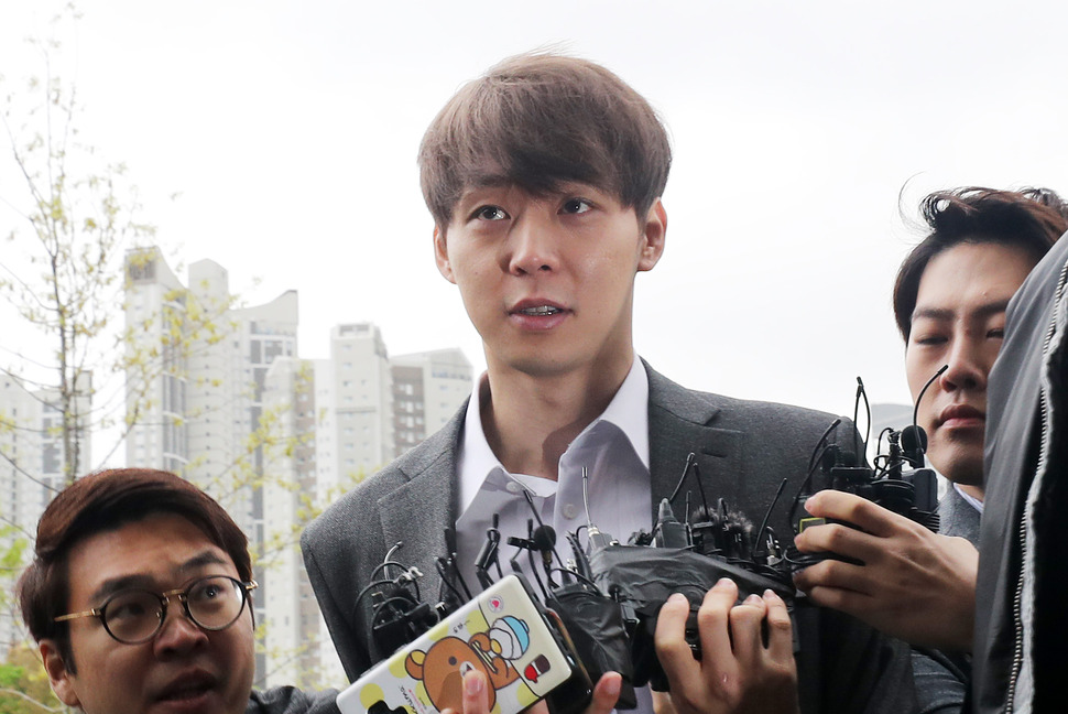 마약류 관리에 관한 법률 위반 혐의로 사전구속영장이 청구된 가수 겸 배우 박유천(33) 씨가 26일 오후 경기도 수원시 영통구 수원지방법원에서 열린 구속 전 피의자심문(영장실질심사)에 출석하고 있다. 연합뉴스