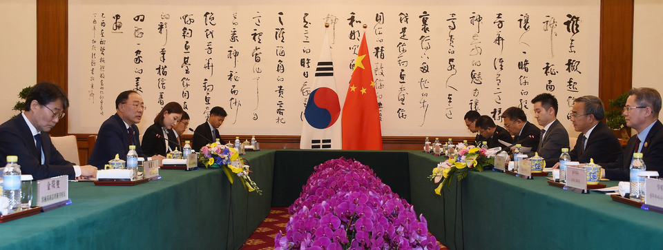 제2차 일대일로 정상포럼 참석차 중국 베이징을 방문한 홍남기 부총리 겸 기획재정부 장관이 지난 26일 조어대에서 후춘화 중국 부총리와 면담하고 있다. 기획재정부 제공