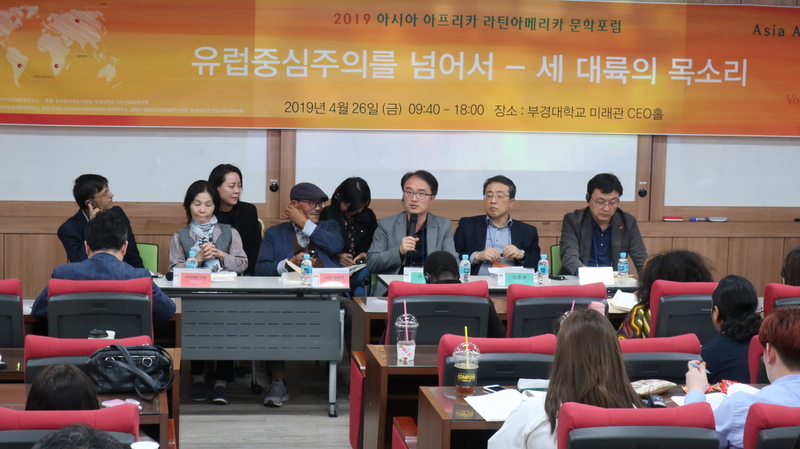 26일 오후 부산 부경대에서 열린 아시아 아프리카 라틴아메리카 문학포럼 중 ‘아시아의 목소리’ 세션에서 문학평론가 하상일 동의대 교수가 토론을 벌이고 있다.