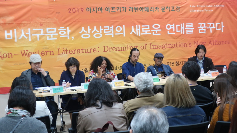 27일 오후 한성1918 부산생활문화센터에서 열린 아시아 아프리카 라틴아메리카 문학포럼에서 남아공 작가 준 밤 허치슨이 발표하고 있다.