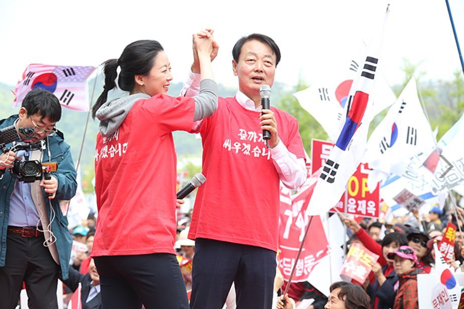 27일 서울 광화문광장에서 열린 자유한국당의 2차 문재인 정부 규탄대회에서 발언하고 있는 한선교 자유한국당 사무총장(오른쪽)과 배현진 송파을 당협위원장의 모습. 자유한국당 누리집 갈무리