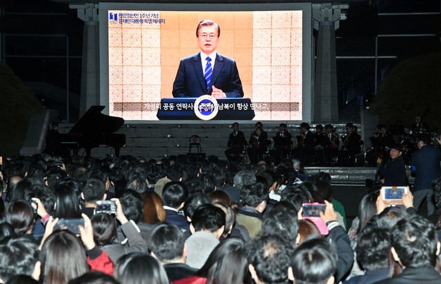 27일 판문점 평화의집 앞에서 열린 판문점 선언 1주년 기념식에서 문재인 대통령의 특별 메시지 영상이 상영되고 있다. 연합뉴스