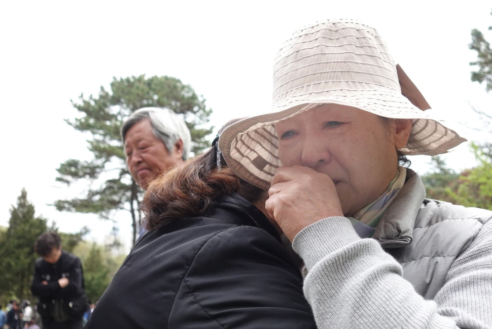 고 박준경 씨의 어머니 박천희 씨가 28일 오후 경기 남양주시 모란공원에서 고 김용균 씨의 어머니 김미숙 씨의 위로를 받으며 포옹하고 있다. 신유아 문화연대 활동가 제공