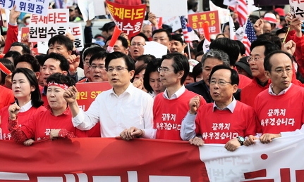 [사설] ‘밥그릇 지키기’가 ‘반독재 투쟁’이라는 자유한국당