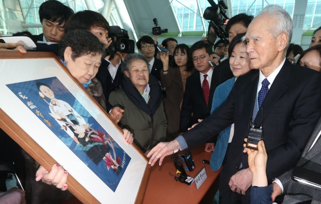 1995년 지난 식민지배에 대한 사죄와 반성의 뜻을 담긴 무라야마 담화를 발표했던 무라야마 도미이치 전 총리가 2014년 2월 한국 국회를 방문해 위안부 전시물을 둘러보고 있다. <한겨레> 자료 사진