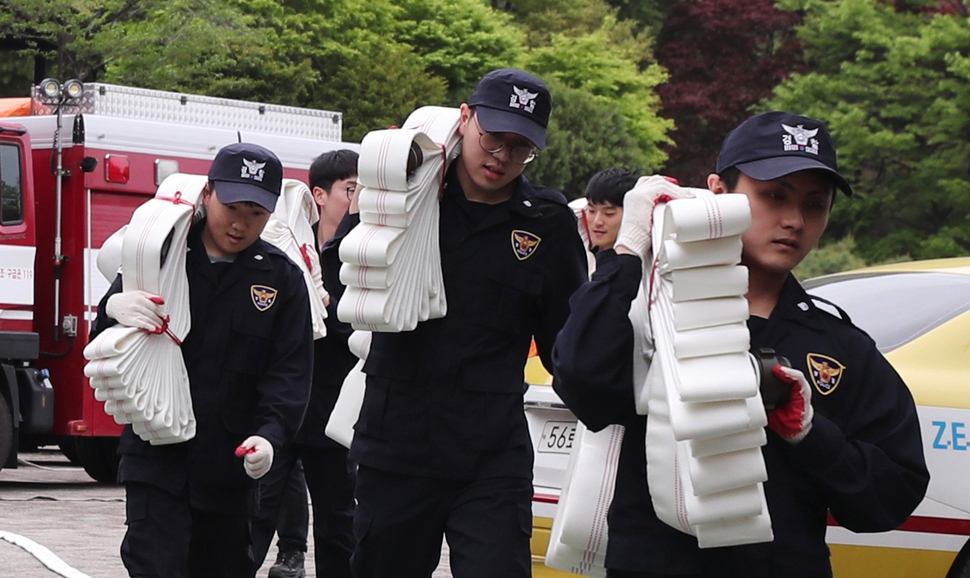 29일 오후 서울 성북구 북한산국립공원에서 실시된 도심산불 대비 유관기관 합동 산불진화 훈련에서 참가 대원들이 소방호스를 운반하고 있다. 백소아 기자 thanks@hani.co.kr