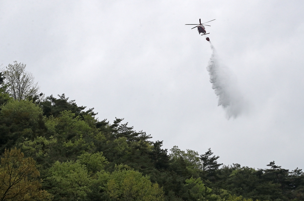 29일 서울 성북구 북한산 대성문 인근에서 열린 ‘도심 산불에 특화된 산불진화 장비 활용 훈련'에서 소방 항공대 헬기가 공중방수를 하고 있다. 성북구청 등 5개 유관기관이 참여한 이날 훈련은 도심 인근에서 발생하는 산불에 대한 조기진압 태세를 갖추기 위해 개최됐다. 공동취재사진