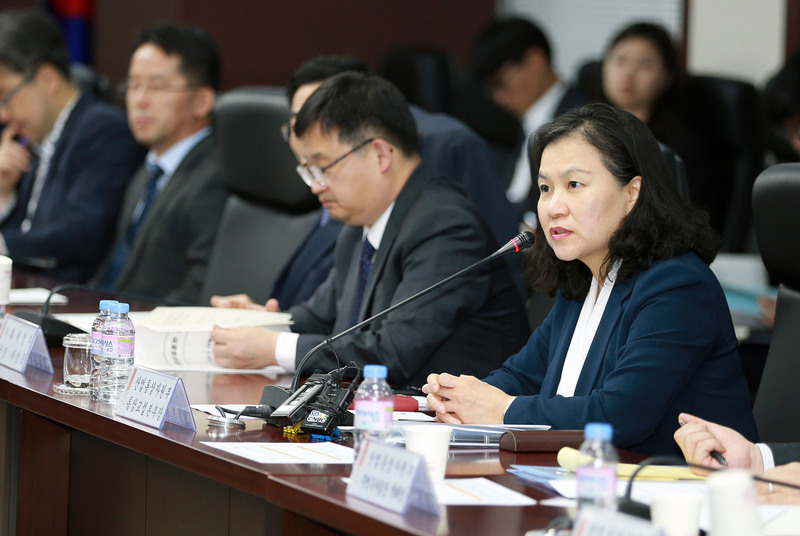 유명희 산업통상자원부 통상교섭본부장이 29일 오후 무역보험공사 대회의실에서 2차 수출통상대응반 회의를 주재하는 모습. 산업통상자원부 제공