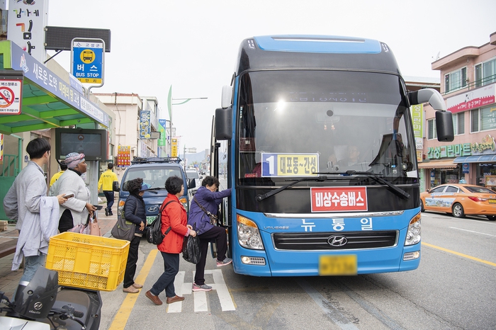 동해상사고속 노조가 파업에 돌입한 29일 오전 고성군 주민들이 군청 인근 버스정류장에서 고성군이 마련한 비상수송버스를 타고 있다. 고성군청 제공