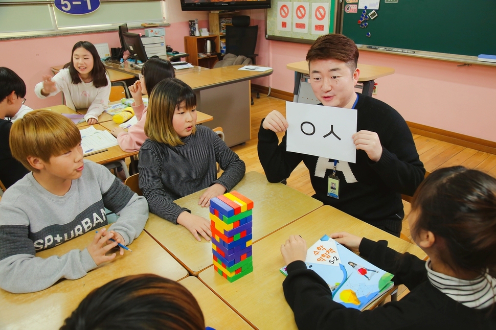 유철민 교사가 국어 수업 시간에 ‘초성 퀴즈’로 ㅇㅅ으로 된 낱말을 찾아보는 활동을 하고 있다. 유철민 교사 제공