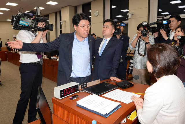 장제원 자유한국당 정치개혁특별위원회 간사가 29일 열린 정개특위 회의에 참석해 심상정 위원장 앞에서 크게 반발하고 있다. 공동취재사진