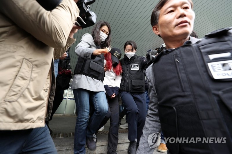 30일 오전 광주 동부경찰서에서 30대 계부가 10대 의붓딸을 살해하고 주검을 유기한 사건과 관련, 범행 공모 정황이 포착된 친어머니가 긴급체포돼 압송되고 있다. 연합뉴스