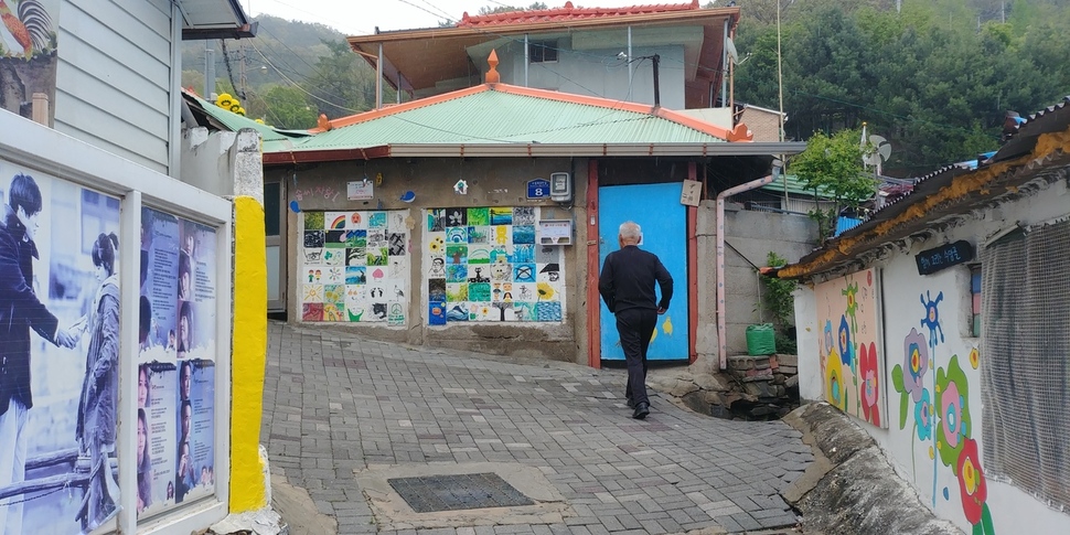 25일 오후 청주 수암골 벽화 골목. 오윤주 기자