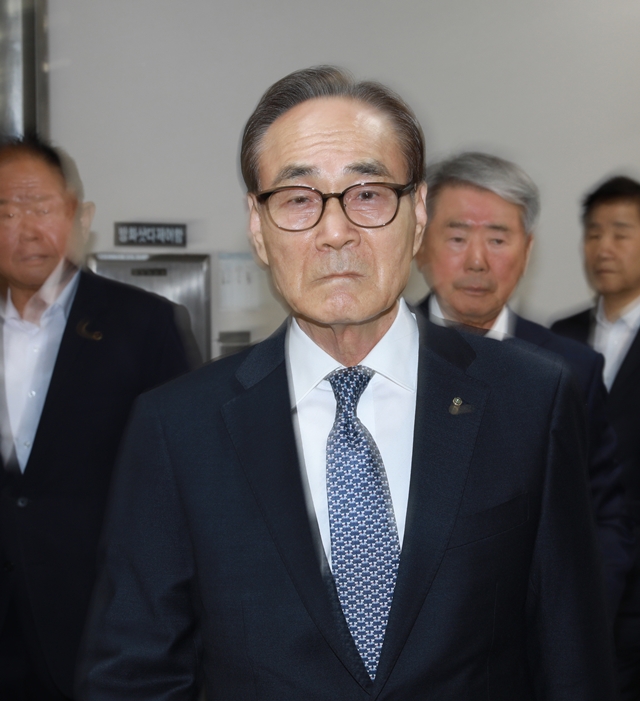 김덕남 대한민국상이군경회장이 4월17일 불법 대명사업 의혹을 받는 미디어사업소의 사기 방조 혐의 재판을 받기 위해, 서울 서초동 서울중앙지법으로 들어서고 있다. 수행원들이 촬영을 막으면서 사진의 초점이 흔들렸다.
