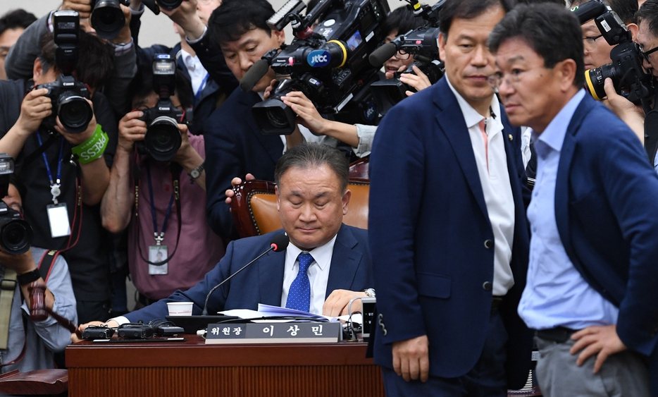 밤11시 질서유지권 발동…한국당 특위 참석해 격렬 항의