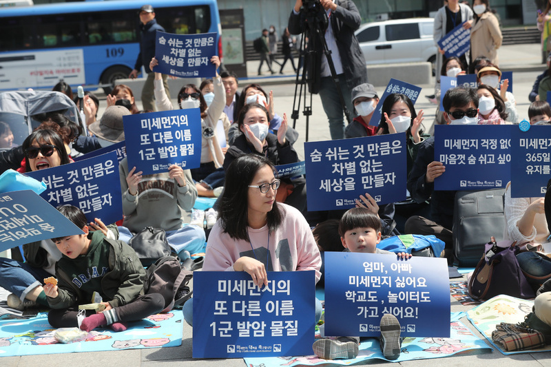 네이버 카페 ‘미세먼지 대책을 촉구합니다’ 회원들이 지난달 15일 낮 서울 광화문광장에서 미세먼지의 위험성을 홍보하는 집회를 하고 있다. 백소아 기자 thanks@hani.co.kr